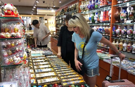 Distinctive Market Tour with Shaomai Lunch and Full Massage