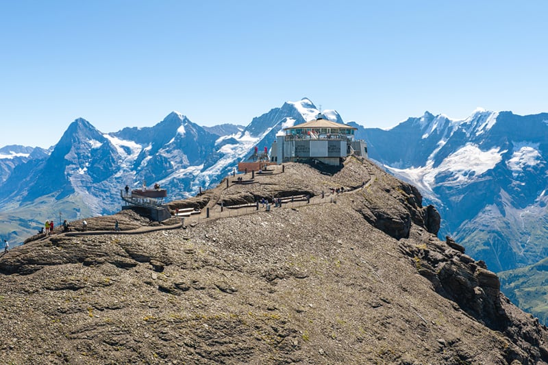 O Piz Gloria no verão, com o Eiger, o Mönch e a Jungfrau de frente.