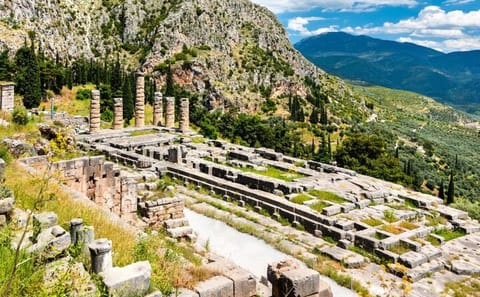 Private Day Trip to Delphi and Arachova from Athens
