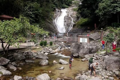 Private Kanching Waterfalls with Batu Caves & Ramayana Caves Tour