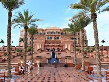 Dubai to Abu Dhabi Tour: Sheikh Zayed Mosque and Emirates Palace