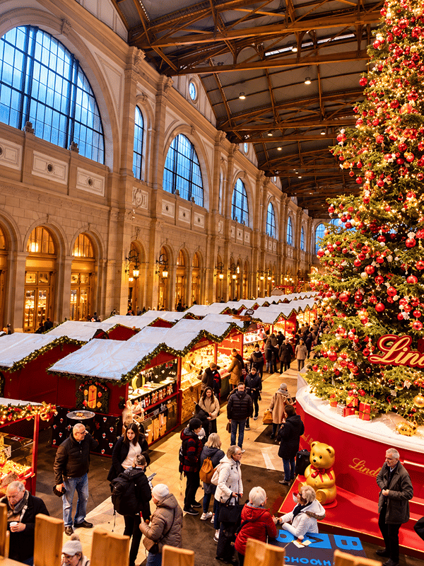 O mercado coberto da estação central de Zurique, com a árvore de Natal enfeitada.