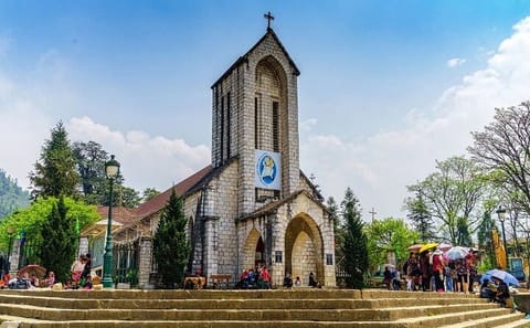 Sapa Cultural and Scenic Tour from Hanoi with Overnight Stay