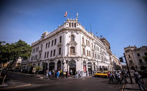 Walking Tour of Lima's Historic Landmarks and Catacombs