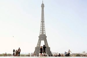 8 Hours- Eiffel Tower and Seine River Cruise with shopping at la Vallee village