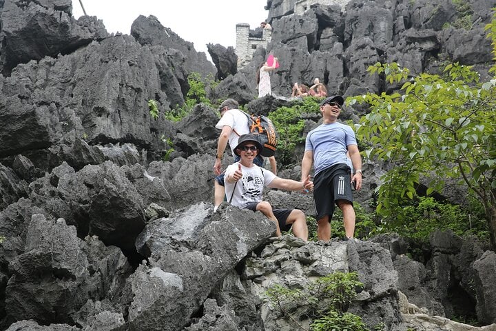 Mua cave hiking