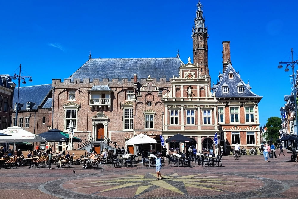 Perspective of the city hall along the route of the Haarlem scavenger hunt City Detective.