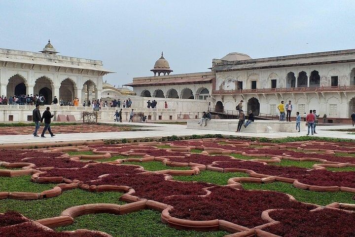 Agra fort palaces