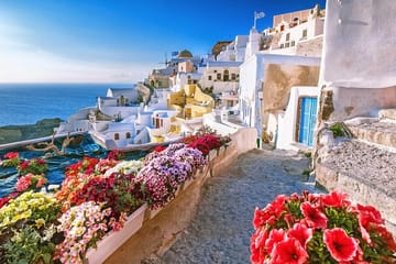 Guided Fira Tour with Greek Coffee or Cocktail Experience