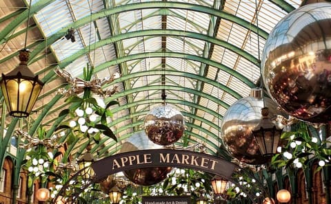 Explore London's Christmas Lights and Festive Sights Tour