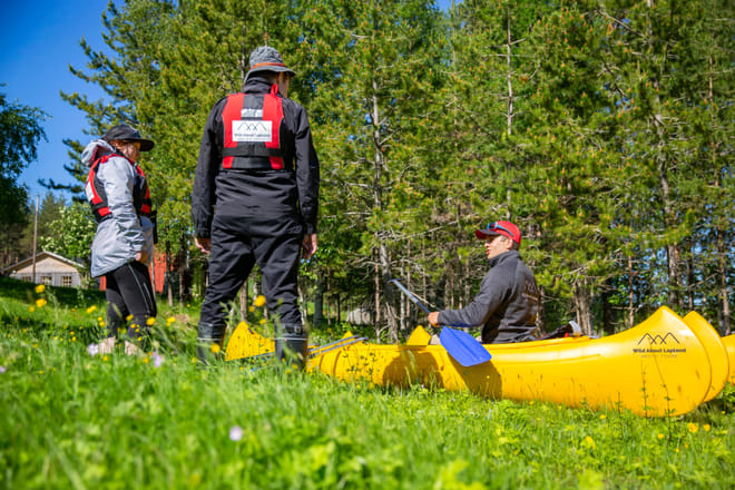 Safety insturctions before canoeing trip