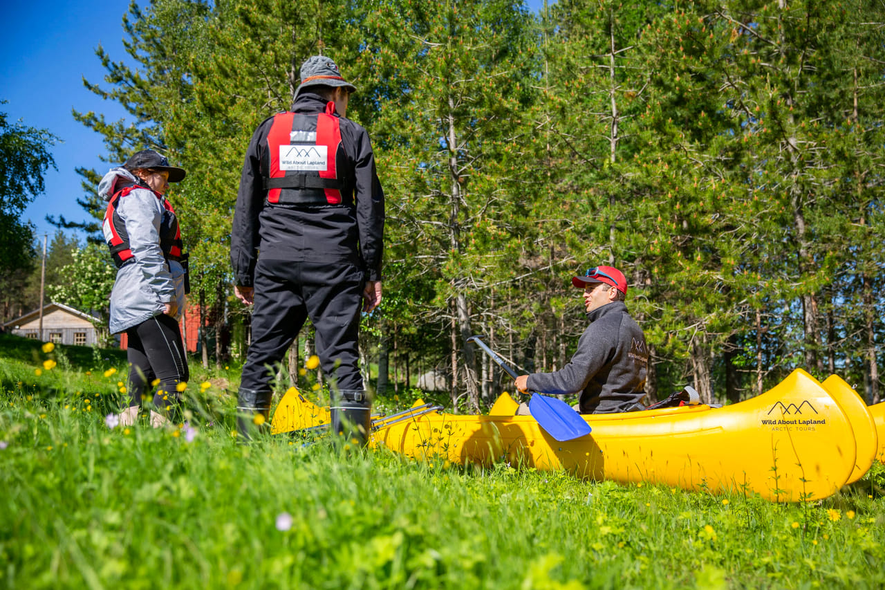 Safety insturctions before canoeing trip
