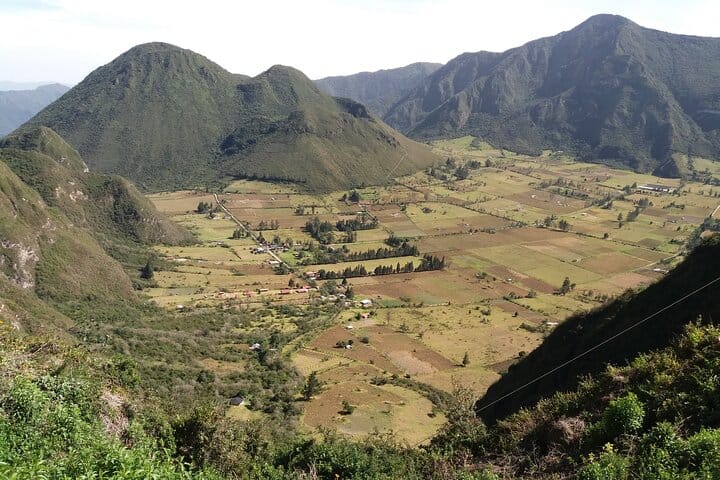 Private Tour to the Hummingbird Reserve and visit to the Middle of the World from Quito