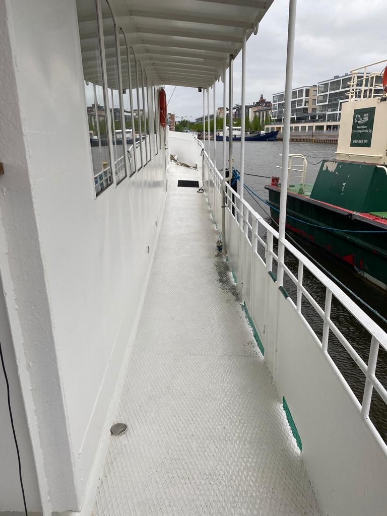 Kävele moottoriveneen kannella