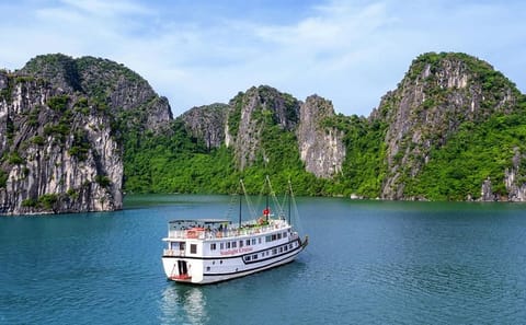 Halong Bay Deluxe Cruise with Kayaking and Island Visit