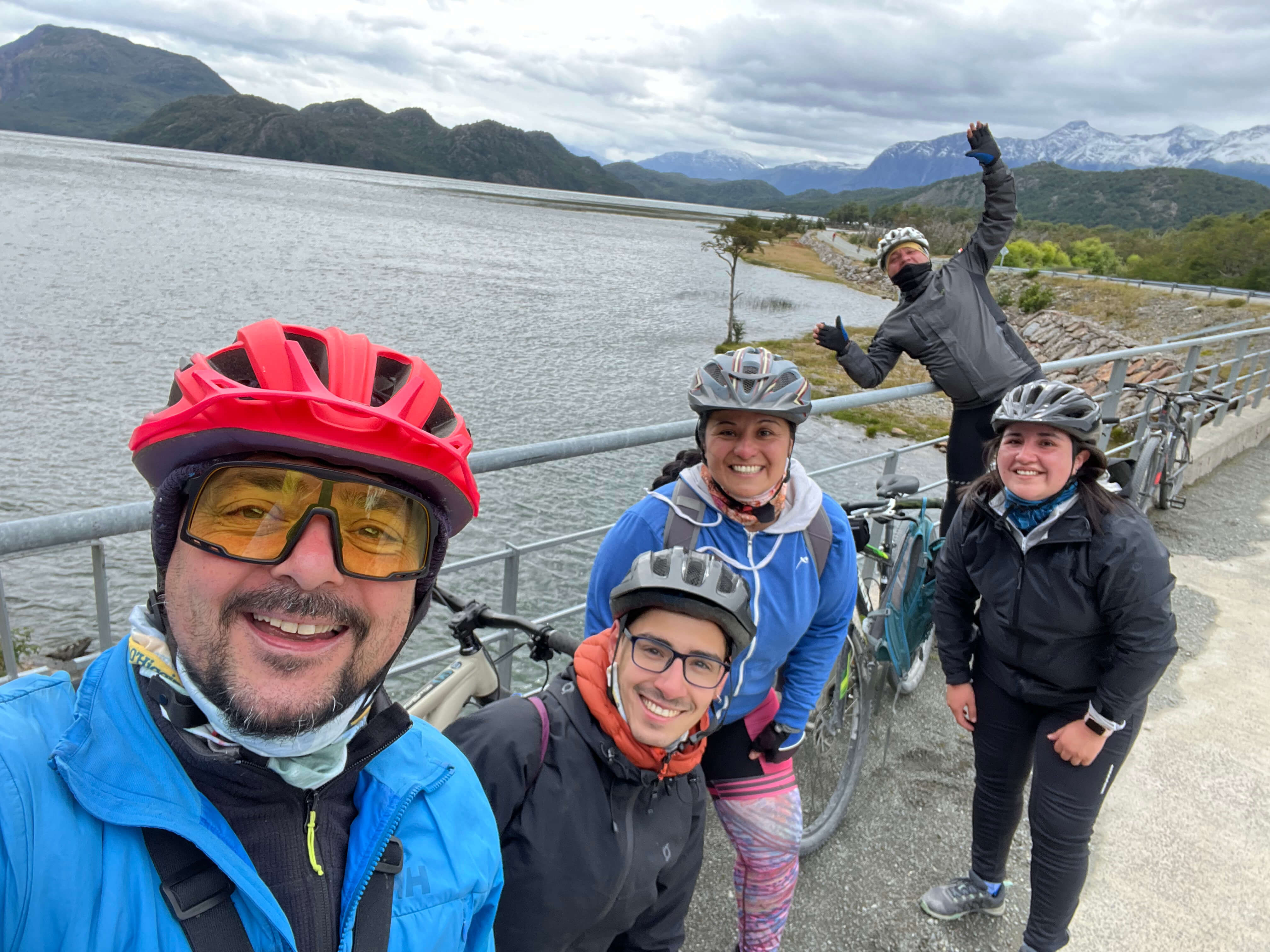 Ebike tour SURí: Ciclistas en el desagüe del Lago Cisnes, Carretera Austral, Villa O'Higgins