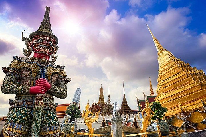 Private Bangkok Highlights Tour: Grand Palace, Emerald Buddha & River Cruise