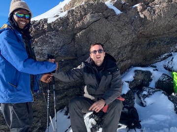Summit bond: Expert guiding and support on the snowy peak.