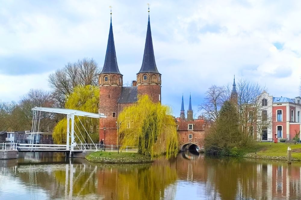 Early morning light at Oostpoort along the route of the City Detective Delft.