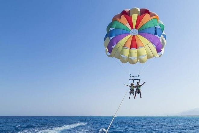 Private City Tour &amp; Magic Catamaran Snorkeling &amp; Parasailing Adrenaline-Hurghada