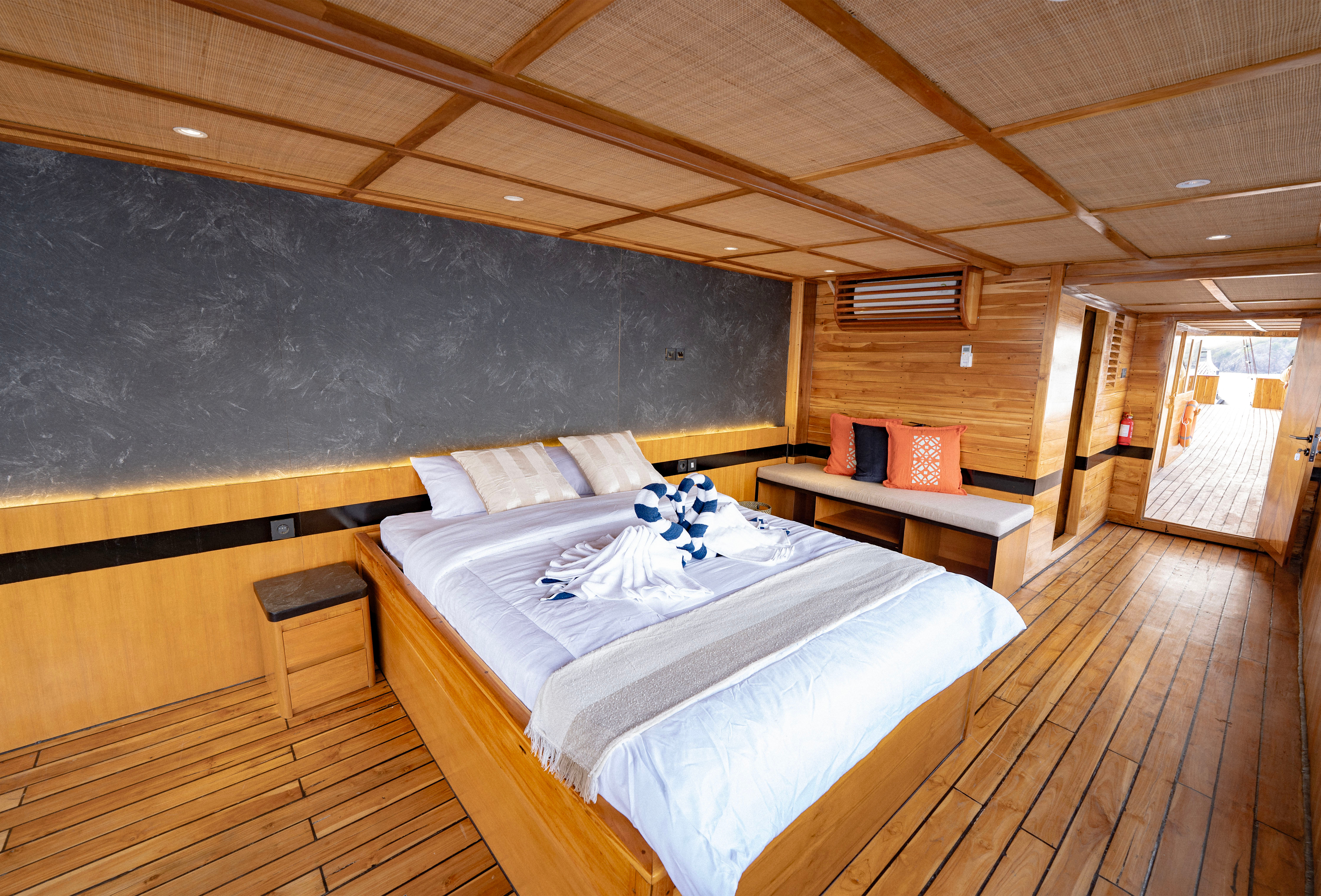 sharing boat trip to komodo island