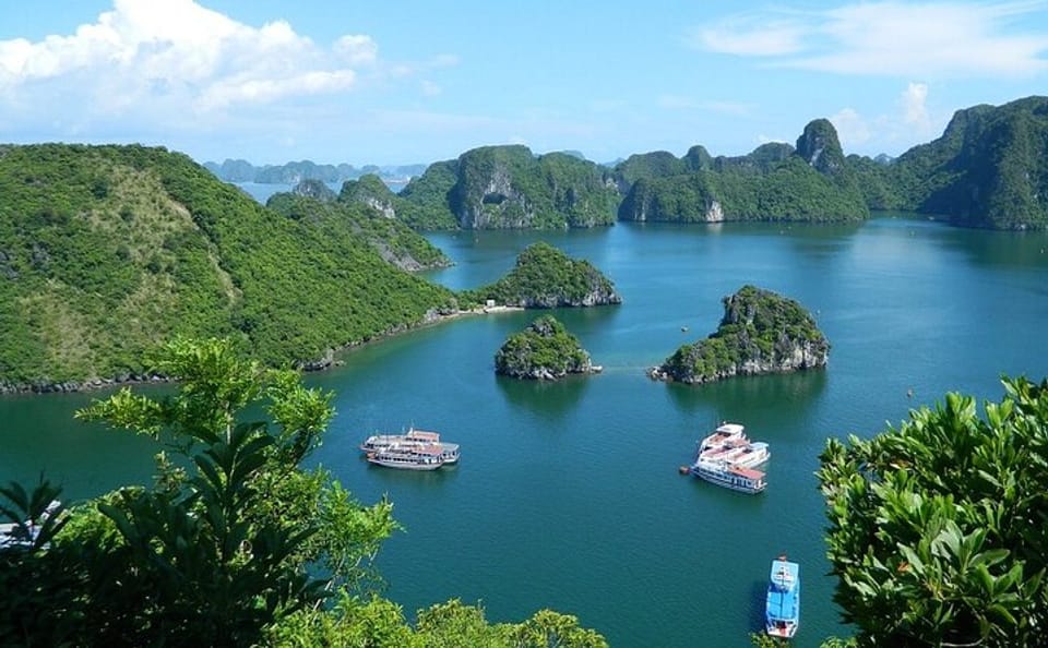 Full-Day Halong Bay Islands and Cave Tour by Transfer Expressway