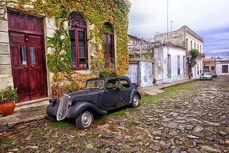 Explore Colonia del Sacramento: Guided Tour from Buenos Aires