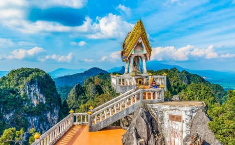 Krabi: Emerald Pool, Blue Pool and Tiger Cave Temple Tour