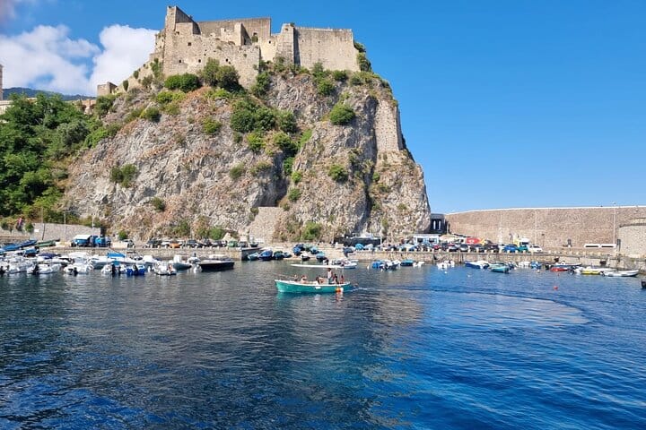 Château Ruffo de Scilla vu d'un bateau sur la Costa Viola