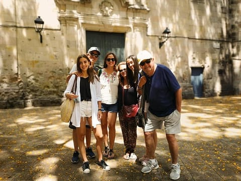 Barcelona Highlights & Secrets Private Tour with Tapa & Drink 