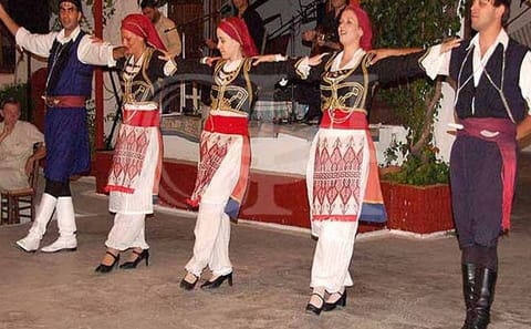 Cretan Dinner and Traditional Music Experience in Rethymno
