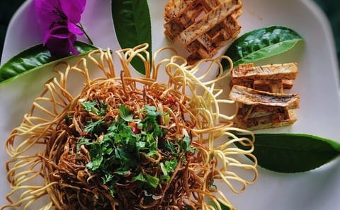 Beijing Hutong Night Tour with Yunnan Dinner and Boat Ride
