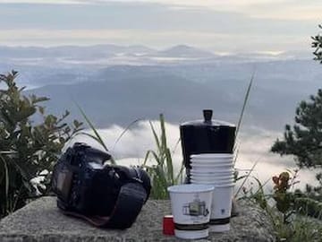 Savor hot coffee while immersing in the cloud dancing view
