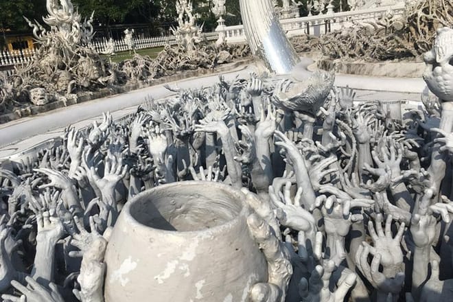 Chiang Mai-Chiang Rai: White - Blue temple - Black Museum-Golden Triangle 5