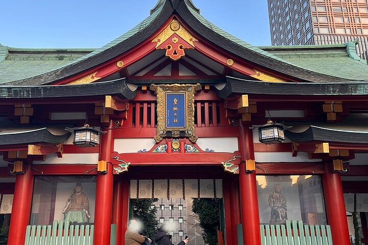 Small Group Walking Tour around Imperial palace and Hie Shrine