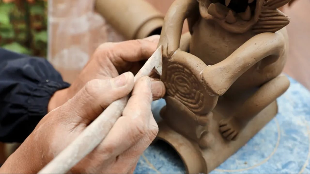 The shaping stage of tile cat making