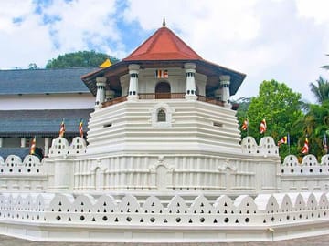 Kandy City and Peradeniya Gardens Cultural Tour