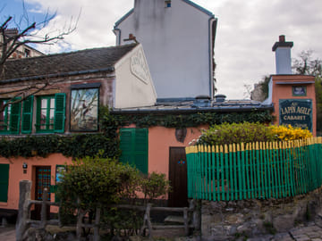 Montmartre Guided Tour with Dinner and Cabaret Show