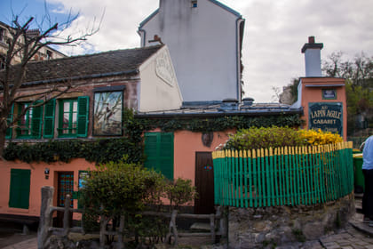 Guided Tour of Montmartre with Dinner and Traditional Cabaret