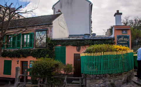 Montmartre Guided Tour with Dinner and Cabaret Show