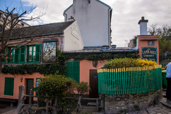 Guided Tour of Montmartre with Dinner and Traditional Cabaret 3