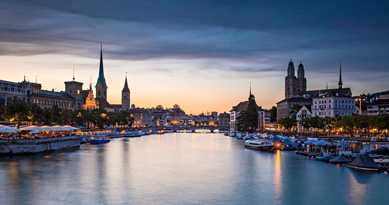 Zurique ao entardecer, à beira do Limmat.
