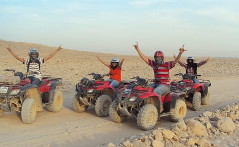 Stargazing Desert Adventure with Jeep and Dinner in Hurghada