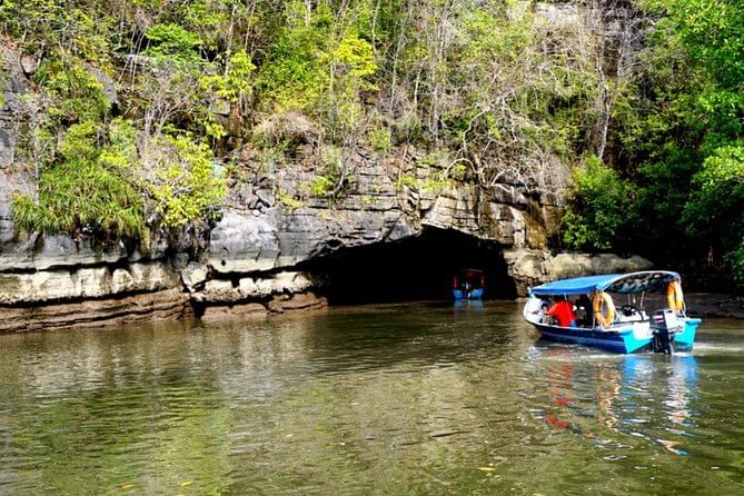 مغامرة شيّقة تأخذك إلى أعماق الطبيعة.. استمتع برحلة قارب بين الكهوف والصخور الجيرية القديمة