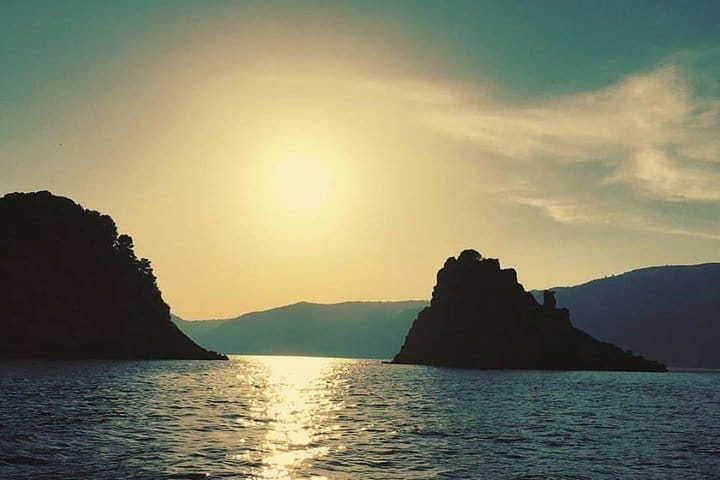 Discover the precious Amalfi Coast by boat 3