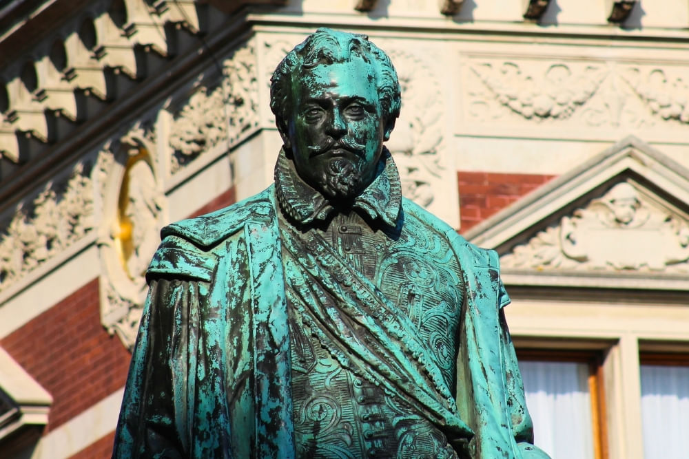 Iconic shot of statue along the route of the Utrecht scavenger hunt City Detective.