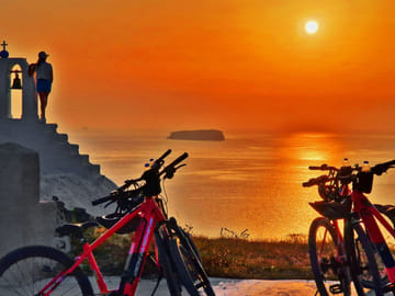 e-Bike Tour of Fira, Santorini: Explore Stunning Landscapes