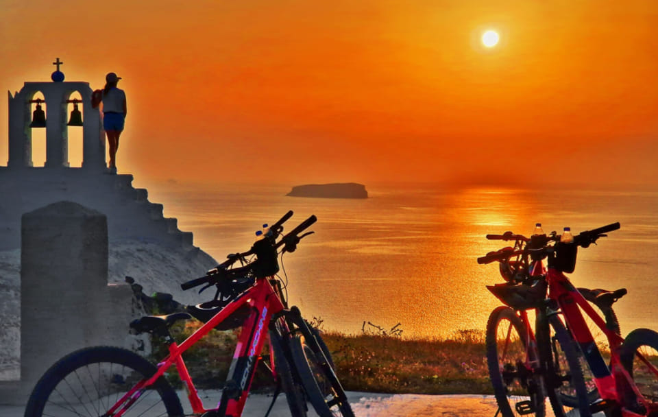 e-Bike Tour of Fira, Santorini: Explore Stunning Landscapes