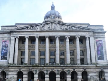 Private 2-Hour Walking Tour of Nottingham's History and Culture