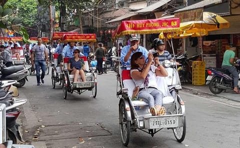 (5 Hours) 3 in 1 Special Tour: Cyclo, Street Food Tour & Foot Spa
